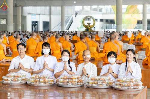 ภาพ No.122909:พิธีสวดพระพุทธมนต์ พิธีทอดผ้าบังสุกุล และพิธีถวายภัตตาหาร เป็นสังฆทานแด่พระภิกษุ สามเณร เนื่องในวันมหาปูชนียาจารย์ วันเสาร์ที่ 3 กุมภาพันธ์ พ.ศ. 2567 ณ หอฉันคุณยายอาจารย์ฯ วัดพระธรรมกาย