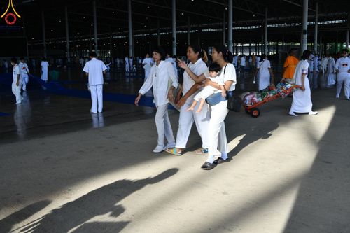 ภาพ No.143435:พิธีตักบาตร ข้าวสารอาหารแห้ง ณ บ้านแก้วเรือนทองคุณยายฯ และ พิธีบูชาข้าวพระ  ณ สภาธรรมกายสากล วัดพระธรรมกาย วันอาทิตย์ที่ 7 กรกฎาคม พ.ศ. 2567