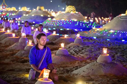 ภาพ No.138681:Photo Story  มหัศจรรย์วัดดงดินแดง Episode 6 พระภิกษุ-สามเณร ในโครงการบรรพชาอุปสมบทหมู่  กว่า 500 รูป และศีลจาริณีกว่า 300 คน ร่วมกันก่อพระเจดีย์ทราย 20,000 องค์ และจุดประทีป  บูชาธรรม 80 ปี หลวงพ่อธมฺมชโย กลางลำน้ำแม่ตื่น