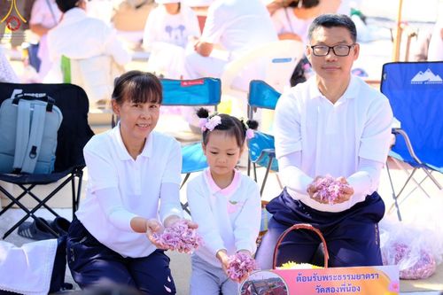 ภาพ No.193299:พิธีต้อนรับพระธรรมยาตรา ณ อนุสรณ์สถาน สถานที่เกิดในเพศสมณะ วัดสองพี่น้อง อำเภอสองพี่น้อง จังหวัดสุพรรณบุรี ในโครงการธรรมยาตรา กตัญญูบูชา มหาปูชนียาจารย์ พระมงคลเทพมุนี(สด จนฺทสโร) พระผู้ปราบมาร อนุสรณ์สถาน 7 แห่ง ปีที่ 13 วันที่ 11 มกราคม พ.ศ. 2568