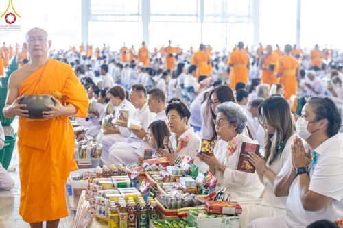 ภาพ No.158970:พิธีตักบาตร ในวันอาทิตย์ต้นเดือน วันที่ 6 ตุลาคม พ.ศ. 2567 ณ สภาธรรมกายสากล วัดพระธรรมกาย