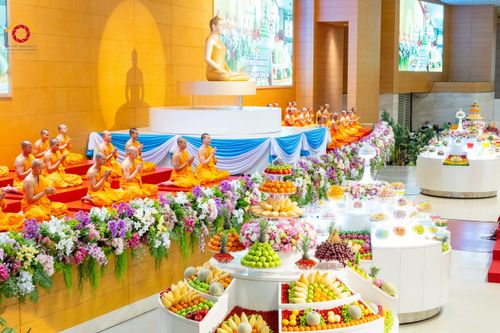 ภาพ No.232060:วันอาทิตย์ที่ 6 กรกฏาคม พ.ศ. 2568 พิธีตักบาตร ข้าวสารอาหารแห้ง  พิธีบูชาข้าวพระ สัมมนาพิเศษราชเหล็ก ณ สภาธรรมกายสากล วัดพระธรรมกาย