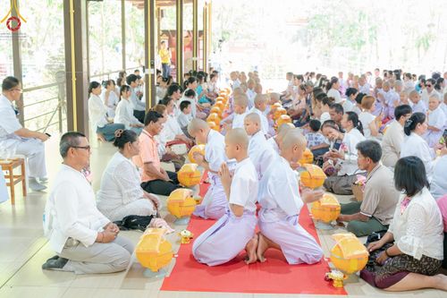 ภาพ No.135091: พิธีบรรพชาสามเณร  พิธีตักบาตรฉลองสามเณรใหม่ วันที่ 1 เมษายน พ.ศ.2567 ในโครงการบรรพชาสามเณรฟื้นฟูพระพุทธศาสนาทั่วไทย ณ ศูนย์ปฏิบัติธรรมแก้วเมืองเลย