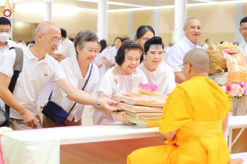 ภาพ No.180854:พิธีถวายภัตตาหารเมนูสวรรค์ และพิธีถวายอุปกรณ์กันหนาว แด่คณะพระภิกษุสามเณรวัดพระธรรมกาย วันอาทิตย์ที่ 8 ธันวาคม พ.ศ.2567 ณ สภาธรรมกายสากล วัดพระธรรมกาย