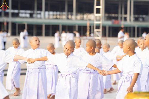 ภาพ No.214992:วันเสาร์ที่ 5 เมษายน พ.ศ. 2568 พิธีเวียนประทักษิณรอบพระมหาธรรมกายเจดีย์  พิธีวันทาเจดีย์ พิธีขอขมาและมอบผ้าไตร ในโครงการบรรพชาสามเณรฟื้นฟูพระพุทธศาสนาทั่วไทย , โครงการหน่อแก้วเปรียญธรรม รุ่นที่ 13 ,  โครงการสามเณรยุวธรรมทายาท รุ่นที่ 33 , โครงการสามเณรมั