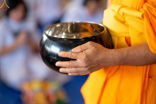 ภาพ No.149945:พิธีตักบาตร , พิธีปฎิบัติธรรม , พิธีถวายภัตตาหารเมนูสวรรค์ ในพรรษาแห่งการเข้าถึงธรรม วันธรรมชัย วันอังคารที่ 27 สิงหาคม พ.ศ.2567 ณ สภาธรรมกายสากล วัดพระธรรมกาย