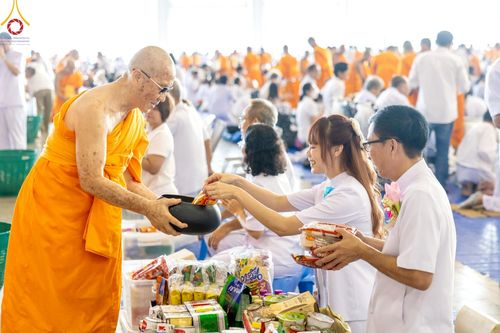 ภาพ No.222017:วันที่ 4 พฤษภาคม พ.ศ. 2568 พิธีตักบาตร เนื่องในวันอาทิตย์ต้นเดือน ณ บ้านแก้วเรือนทองคุณยายฯ วัดพระธรรมกาย