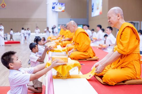 ภาพ No.245958:วันเสาร์ที่ 13 กันยายน พ.ศ. 2568 พิธีมอบผ้าไตรประธานกฐินสัมฤทธิ์เด็กดี V-Star ณ สภาธรรมกายสากล วัดพระธรรมกาย