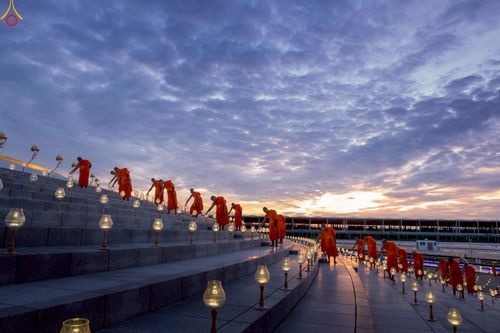 ภาพ No.241019:วันพุธที่ 27 สิงหาคม พ.ศ. 2568 พิธีจุดประทีป ในวันธรรมชัย ณ วัดพระธรรมกาย