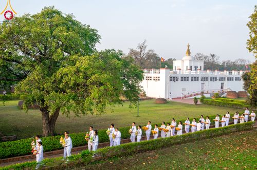 ภาพ No.314058:วันจันทร์ที่ 16 มีนาคม พ.ศ. 2569 พิธีเวียนเทียนประทักษิณ และพิธีบรรพชาสามเณร 500 รูป ณ วิหารมายาเทวี ประเทศเนปาล