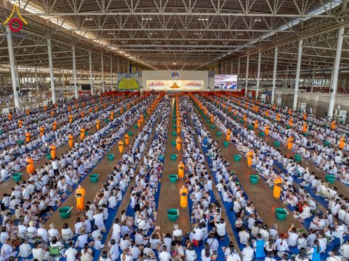 ภาพ No.215192:วันอาทิตย์ต้นเดือนที่ 6 เมษายน พ.ศ. 2568 พิธีตักบาตรข้าวสารอาหารแห้ง ณ บ้านแก้วเรือนทองคุณยาย สภาธรรมกายสากล วัดพระธรรมกาย