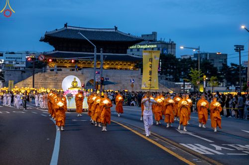 ภาพ No.81100:Lotus Lantern Festival 2023  เทศกาลโคมดอกบัว เนื่องในวันวิสาขบูชา   ของชาวพุทธทุกชาติ ทุกนิกาย ในสาธารณรัฐเกาหลีใต้ วันที่ 20-21 พฤษภาคม พ.ศ. 2566