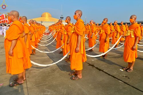 ภาพ No.79093:พิธีอัญเชิญองค์พระบรมพุทธเจ้า 24 องค์ เวียนประทักษิณรอบพระมหาธรรมกายเจดีย์ ณ วัดพระธรรมกาย  วันที่ 2 เมษายน พ.ศ. 2566