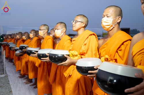 ภาพ No.300305:วันที่ 22 มกราคม พ.ศ. 2569 พิธีถวายภัตตาหารเป็นสังฆทาน แด่พระธรรมยาตรา ณ อนุสรณ์สถานบางปลา วัดบางปลา อำเภอบางเลน จังหวัดนครปฐม ในโครงการธรรมยาตรา กตัญญูบูชา มหาปูชนียาจารย์ พระมงคลเทพมุนี(สด จนฺทสโร) พระผู้ปราบมาร อนุสรณ์สถาน 7 แห่ง ปีที่ 14