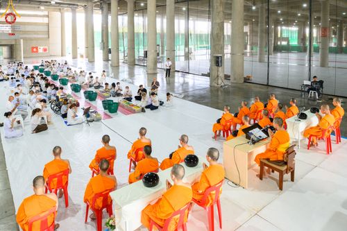 พิธีตักบาตรฉลองพระบวชใหม่  โครงการธรรมทายาทอุปสมบทหมู่อุดมศึกษา  รุ่นที่50 ภาคฤดูฝน วันเสาร์ที่ 24 มิถุนายน พ.ศ.2566 ณ มหารัตนวิหารคด คอร์ 6 วัดพระธรรมกาย