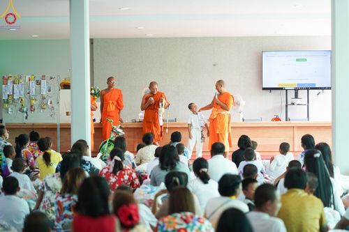 ภาพ No.61206:สามเณรออกบิณฑบาต และกิจกรรมอบรมสามเณร ในโครงการบรรพชาสามเณรฟื้นฟู พระพุทธศาสนาทั่วไทย ณ ศูนย์อบรมที่พักสงฆ์บ้านร่มเย็น จ.นราธิวาส วันที่ 2-15 เมษายน พ.ศ. 2567