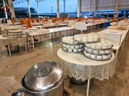 ภาพ No.202819:พิธีถวายภัตตาหารเป็นสังฆทาน แด่พระธรรมยาตรา ณ วัดพระธรรมกาย ตำบลคลองสาม อำเภอคลองหลวง จังหวัดปทุมธานี ในโครงการธรรมยาตรา กตัญญูบูชา มหาปูชนียาจารย์ พระมงคลเทพมุนี(สด จนฺทสโร) พระผู้ปราบมาร อนุสรณ์สถาน 7 แห่ง ปีที่ 13 วันที่ 28 มกราคม พ.ศ. 2568