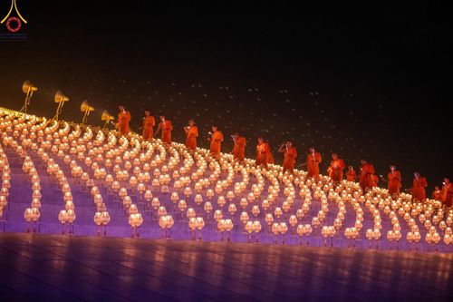 ภาพ No.160718:พิธีจุดประทีป 20,000 ดวง บูชาพระมหาธรรมกายเจดีย์ และบูชาพระมงคลเทพมุนี (สด จนฺทสโร) พระผู้ปราบมาร ณ ลานธรรม พระมหาธรรมกายเจดีย์ วัดพระธรรมกาย จ.ปทุมธานี วันที่ 10 ตุลาคม พ.ศ. 2567