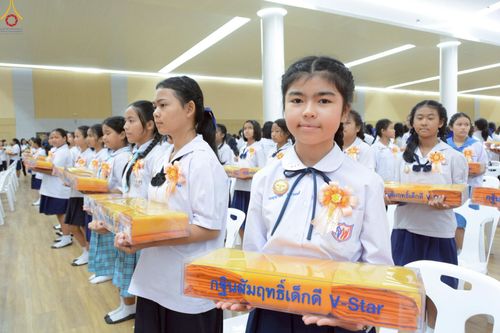 ภาพ No.246053:วันเสาร์ที่ 13 กันยายน พ.ศ. 2568 พิธีมอบผ้าไตรประธานกฐินสัมฤทธิ์เด็กดี V-Star ณ สภาธรรมกายสากล วัดพระธรรมกาย