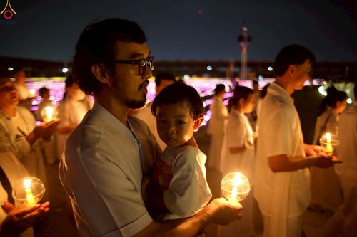 ภาพ No.224098:วันวิสาขบูชา วันอาทิตย์ที่ 11 พฤษภาคม พ.ศ. 2568 พิธีจุดวิสาขประทีป ,  พิธีเวียนประทักษิณรอบพระมหาธรรมกายเจดีย์ , พิธีฉลองชัยสวดมนต์บทธัมมจักกัปปวัตตนสูตร ครบ 7,357,000,000 จบ ณ มหารัตนวิหารคด วัดพระธรรมกาย