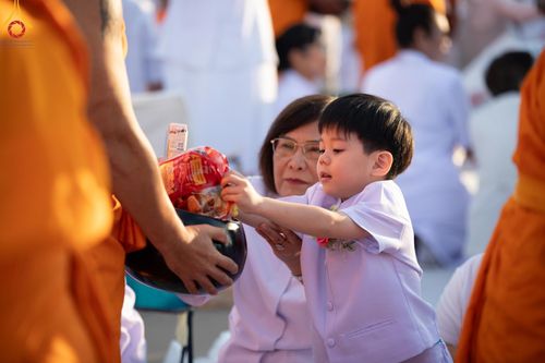 ภาพ No.187871:พิธีตักบาตรฉลองพระใหม่ ต้อนรับพุทธศักราช 2568 ณ ลานธรรมพระมหาธรรมกายเจดีย์ วัดพระธรรมกาย จ.ปทุมธานี วันที่ 1 มกราคม พ.ศ. 2568