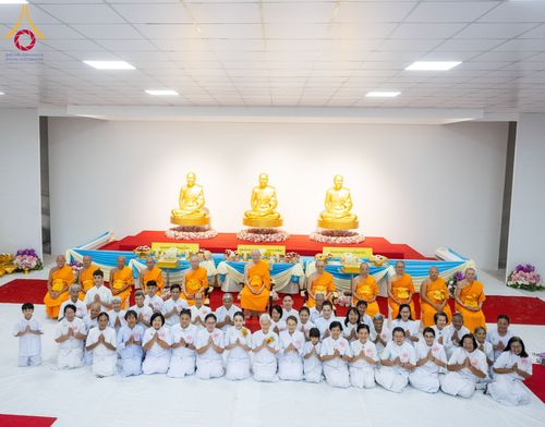 ภาพ No.160936:พิธีเจริญพระพุทธมนต์ และปิดแผ่นทองรูปเหมือน พระเดชพระคุณพระมงคลเทพมุนี (สด จนฺทสโร) พระผู้ปราบมาร จำนวน 3 องค์ วันเสาร์ที่ 5 ตุลาคม พ.ศ. 2567 ณ อาคารปลูกศรัทธา 2 (ชานชลาเดิม) วัดพระธรรมกาย อ.คลองหลวง จ.ปทุมธานี