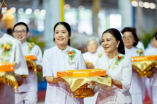 ภาพ No.240830:วันพุธที่ 27 สิงหาคม พ.ศ. 2568 พิธีทอดผ้าป่าเพื่อสร้างอาคาร  82 ปี หลวงพ่อธัมมชโย สมทบกฐินวัดพระธรรมกาย และกฐิน 30,000 วัดทั่วประเทศ ครั้งที่ 1