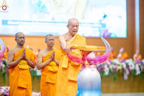 ภาพ No.150232:พิธีทอดผ้าป่าสมทบกฐินวัดพระธรรมกาย และสมทบกฐิน 30,000 วัดทั่วไทย ครั้งที่ 1 เนื่องในวันธรรมชัย 27 สิงหาคม พ.ศ.2567 ณ สภาธรรมกายสากล วัดพระธรรมกาย