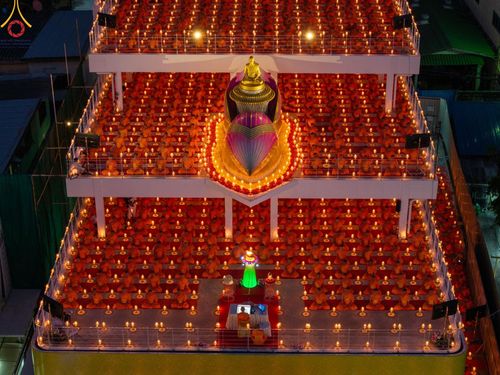 ภาพ No.201706:พิธีจุดประทีปถวายเป็นพุทธบูชา และบูชาธรรมมหาปูชนียาจารย์ ณ อาคารธรรมยาตรา กตัญญูบูชามหาปูชนียาจารย์ ตรงข้ามวัดปากน้ำภาษีเจริญ จ.กรุงเทพมหานคร ในโครงการธรรมยาตรา กตัญญูบูชา มหาปูชนียาจารย์ พระมงคลเทพมุนี(สด จนฺทสโร) พระผู้ปราบมาร อนุสรณ์สถาน 7 แห่ง