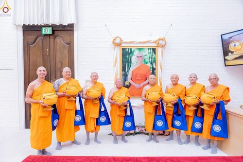 ภาพ No.252373:วันที่ 4-5 ตุลาคม พ.ศ. 2568  วัดพระธรรมกายแคลิฟอร์เนีย ประเทศสหรัฐอเมริกา ได้จัดพิธีตัดปอยผม โดยคณะสงฆ์ ญาติ ๆ และสาธุชน ให้กับนาคธรรมทายาท 8 ท่าน และได้จัดพิธีบรรพชา-อุปสมบท ฉลองพิธีทอดกฐินบรมจักรพรรดิ สร้างอุโบสถ 82 ปี บูชาธรรมหลวงพ่อธัมมชโย