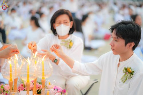 ภาพ No.122110:พิธีจุดประทีปถวายเป็นพุทธบูชา และบูชาธรรมมหาปูชนียาจารย์ พระมงคลเทพมุนี(สด จนฺทสโร) ในโครงการธรรมยาตรา กตัญญูบูชา มหาปูชนียาจารย์ พระมงคลเทพมุนี(สด จนฺทสโร) พระผู้ปราบมาร อนุสรณ์สถาน 7 แห่ง ปีที่ 12 วันที่ 31 มกราคม พ.ศ. 2567 ณ วัดพระธรรมกาย จ.ปทุมธานี