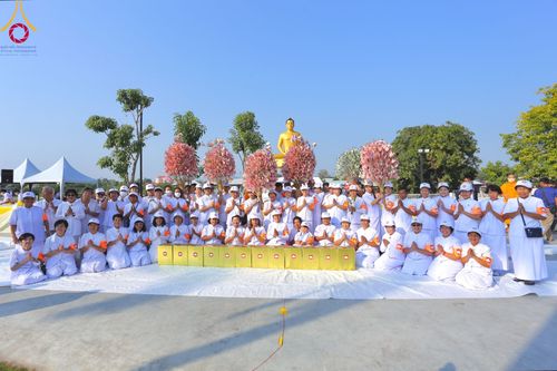 ภาพ No.101955:ตักบาตรพระ 10,000 รูป เติมบุญให้แผ่นดิน เนื่องในโอกาส 192 ปี จังหวัดกาญจนบุรี หนึ่งในโครงการตักบาตรพระ 2,000,000 รูป  77 จังหวัดทุกวัดทั่วไทย วันจันทร์ที่ 11 ธันวาคม พ.ศ. 2566 บริเวณถนนสองแคว (SKY WALK) เมืองกาญจนบุรี