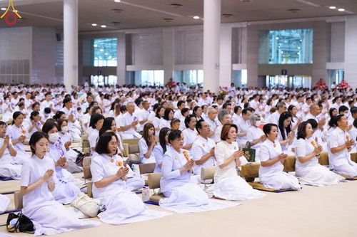 ภาพ No.167628:พิธีตักบาตรและพิธีบูชาข้าวพระ ในวันอาทิตย์ที่ 3 พฤศจิกายน พ.ศ. 2567 ณ วัดพระธรรมกาย