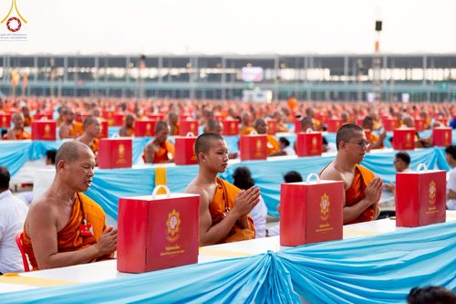 ภาพ No.221696:วันอังคารที่ 22 เมษายน พ.ศ. 2568 ภาพพิธีถวายมหาสังฆทานคณะสงฆ์ 40,000 กว่าวัดทั่วประเทศ เนื่องในวันคุ้มครองโลก ชุดที่ 2 (ปลื้มให้สมการรอคอย) ณ ลานธรรมพระมหาธรรมกายเจดีย์ วัดพระธรรมกาย