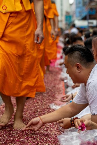 ภาพ No.128333:พิธีอัญเชิญพระบรมสารีริกธาตุ " ใจกลางเมืองนครหาดใหญ่ " เพื่อประดิษฐาน ณ มหารัตนเจดีย์สิริปทุมสวรรค์ (เจดีย์อริยพุทธะ 5 พระองค์) ศูนย์ปฏิบัติธรรมภาคใต้ อ.บางกล่ำ จ.สงขลา  วันที่ 9 มีนาคม พ.ศ.2567 (ชุดที่ 1)