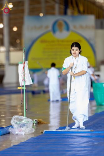 ภาพ No.256905:วันที่ 5 ตุลาคม พ.ศ. 2568 พิธีตักบาตร ข้าวสารอาหารแห้ง ณ บ้านแก้วเรือนทองคุณยายฯ สภาธรรมกายสากล วัดพระธรรมกาย