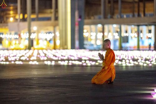 ภาพ No.241114:วันพุธที่ 27 สิงหาคม พ.ศ. 2568 พิธีจุดประทีป ในวันธรรมชัย ณ วัดพระธรรมกาย