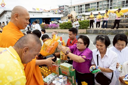 ภาพ No.242022:วันอาทิตย์ที่ 31 สิงหาคม พ.ศ. 2568 พิธีทำบุญแด่คณะสงฆ์ 122 รูป ฉลอง 121 ปี อำเภอคลองหลวง จ.ปทุมธานี เพื่อนำส่งช่วยเหลือคณะสงฆ์ 323 วัด 4 จังหวัดชายแดนภาคใต้ และช่วยเหลือประชาชนจากเหตุปะทะ แนวชายแดนไทย-กัมพูชา ณ บริเวณหน้าที่ว่าการอำเภอคลองหลวง 