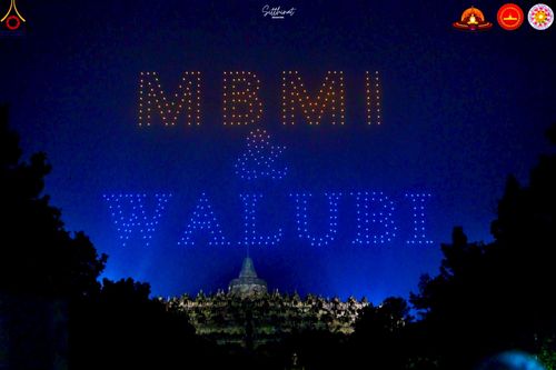 ภาพ No.224614:วันจันทร์ที่ 12 พฤษภาคม พ.ศ. 2568  ชาวพุทธในอินโดนีเซีย ร่วมฉลองวิสาขบูชาจุดประทีปกว่า 200,000 ดวง ณ พระมหาเจดีย์บรมพุทโธ  เจริญพุทธมนต์ถวาย “พระวชิรเกล้าเจ้าอยู่หัว”