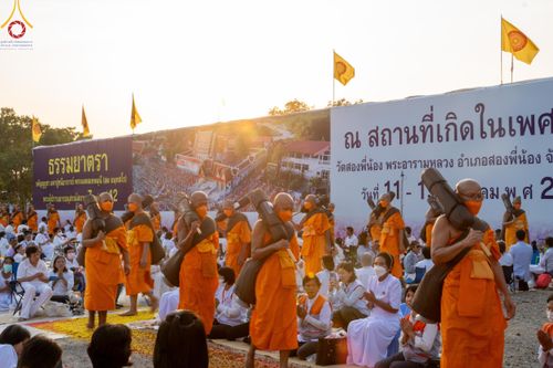 ภาพ No.110524:พิธีต้อนรับพระธรรมยาตรา ในโครงการธรรมยาตรากตัญญูบูชา มหาปูชนียาจารย์ พระมงคลเทพมุนี(สด จนฺทสโร) พระผู้ปราบมาร อนุสรณ์สถาน 7 แห่ง ปีที่ 12 วันที่ 11 มกราคม พ.ศ. 2567 ณ อนุสรณ์สถานลำดับที่ 3 สถานที่เกิดใหม่ในเพศสมณะ วัดสองพี่น้อง จ.สุพรรณบุรี