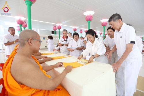 ภาพ No.244919:วันเสาร์ที่ 6 กันยายน พ.ศ. 2568 พิธีถวายบาตร บรรพชา อุปสมบทของนาคธรรมทายาท โครงการอุปสมบทหมู่บูชาธรรมครบรอบ 108 ปี  วันครูผู้ค้นพบวิชชาธรรมกาย ณ โบสถ์พระไตรปิฎก วัดพระธรรมกาย