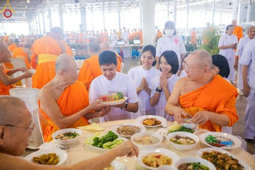 ภาพ No.150040:พิธีตักบาตร , พิธีปฎิบัติธรรม , พิธีถวายภัตตาหารเมนูสวรรค์ ในพรรษาแห่งการเข้าถึงธรรม วันธรรมชัย วันอังคารที่ 27 สิงหาคม พ.ศ.2567 ณ สภาธรรมกายสากล วัดพระธรรมกาย