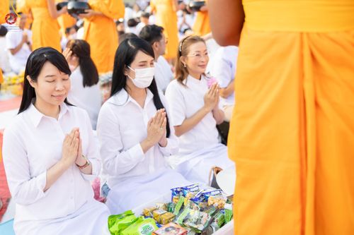 ภาพ No.116176:พิธีตักบาตรพระธรรมยาตรา ณ อนุสรณ์สถานลำดับที่ 4 สถานที่เกิดด้วยกายธรรม วัดโบสถ์(บน) จ.นนทบุรี วันที่ 21 มกราคม พ.ศ. 2567