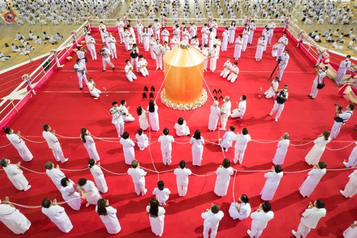 ภาพ No.89573:พิธีตักบาตร ข้าวสารอาหารแห้ง พิธีบูชาข้าวพระ และพิธีจุดเทียนใจ ไฟนิรันดร์  อนันตชัย ณ สภาธรรมกายสากล วัดพระธรรมกาย วันอาทิตย์ที่ 1 ตุลาคม พ.ศ. 2566