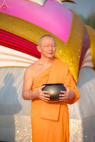 ภาพ No.201163:พิธีตักบาตรพระธรรมยาตรา ณ อนุสรณ์สถานลำดับที่ 5 สถานที่เผยแผ่วิชชาธรรมกายครั้งแรก อนุสรณ์สถานบางปลา วัดบางปลา อำเภอบางเลน จังหวัดนครปฐม ในโครงการธรรมยาตรา กตัญญูบูชา มหาปูชนียาจารย์ พระมงคลเทพมุนี(สด จนฺทสโร) พระผู้ปราบมาร อนุสรณ์สถาน 7 แห่ง ปีที่ 13