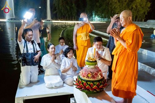 ภาพ No.266433:วันพุธที่ 5 พฤศจิกายน พ.ศ. 2568 (วันพระ ขึ้น 15 ค่ำ เดือน 12) พิธีลอยกระทงธรรม  ณ สระมหาเศรษฐีทะเลบุญ มหาวิหารพระมงคลเทพมุนี วัดพระธรรมกาย จ.ปทุมธานี