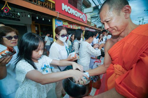 ภาพ No.336905:วันเสาร์ที่ 27 มิถุนายน 2569 พิธีตักบาตรพระ 1,345 รูป  ณ ข่วงสันกำแพง อำเภอสันกำแพง จังหวัดเชียงใหม่