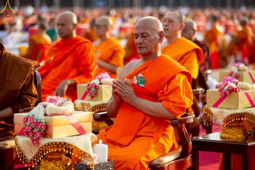 ภาพ No.221686:วันอังคารที่ 22 เมษายน พ.ศ. 2568 ภาพพิธีถวายมหาสังฆทานคณะสงฆ์ 40,000 กว่าวัดทั่วประเทศ เนื่องในวันคุ้มครองโลก ชุดที่ 2 (ปลื้มให้สมการรอคอย) ณ ลานธรรมพระมหาธรรมกายเจดีย์ วัดพระธรรมกาย