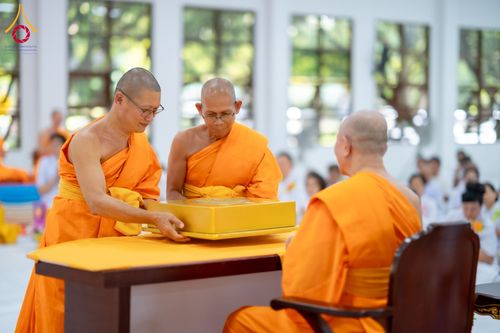 ภาพ No.160926:พิธีเจริญพระพุทธมนต์ และปิดแผ่นทองรูปเหมือน พระเดชพระคุณพระมงคลเทพมุนี (สด จนฺทสโร) พระผู้ปราบมาร จำนวน 3 องค์ วันเสาร์ที่ 5 ตุลาคม พ.ศ. 2567 ณ อาคารปลูกศรัทธา 2 (ชานชลาเดิม) วัดพระธรรมกาย อ.คลองหลวง จ.ปทุมธานี