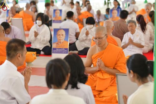 ภาพ No.199796:โครงการอุปสมบทหมู่บูชาธรรม 116 ปี คุณยายอาจารย์มหารัตนอุบาสิกาจันทร์ ขนนกยูง โครงการอุปสมบทหมู่ธรรมทายาท ระดับอุดมศึกษา รุ่นที่ 51 ภาคฤดูหนาว  ณ โบสถ์พระไตรปิฏก วัดพระธรรมกาย จ.ปทุมธานี  วันที่ 11 มกราคม พ.ศ. 2568 โดยมีพระครูปลัดรัตนวีรวัฒน์ เจ้าอาวาสวัด